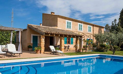 Finca Pool Sonnenliegen Baume