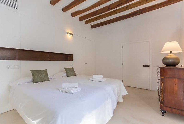 Schlafzimmer Bett Kommode Stehlampe