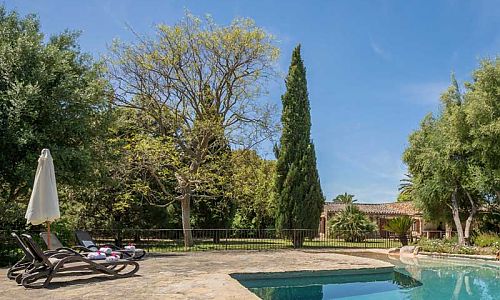 Finca Pool Bäume Himmel