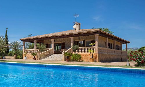 Finca Pool Himmel Bäume