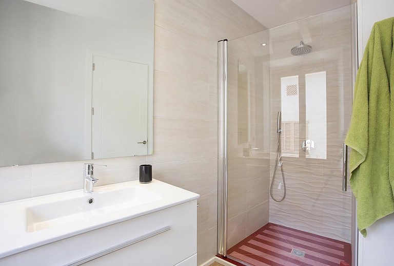 Badezimmer mit Dusche und Waschbecken