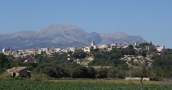Blick auf Buger und die Tramuntana Das Dorf Buger auf einem Hügel und das Gebirge dahinter