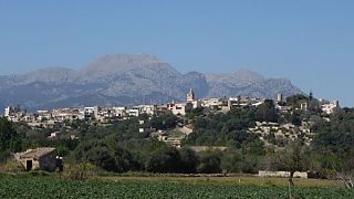 Blick auf Buger und die Tramuntana Das Dorf Buger auf einem Hügel und das Gebirge dahinter