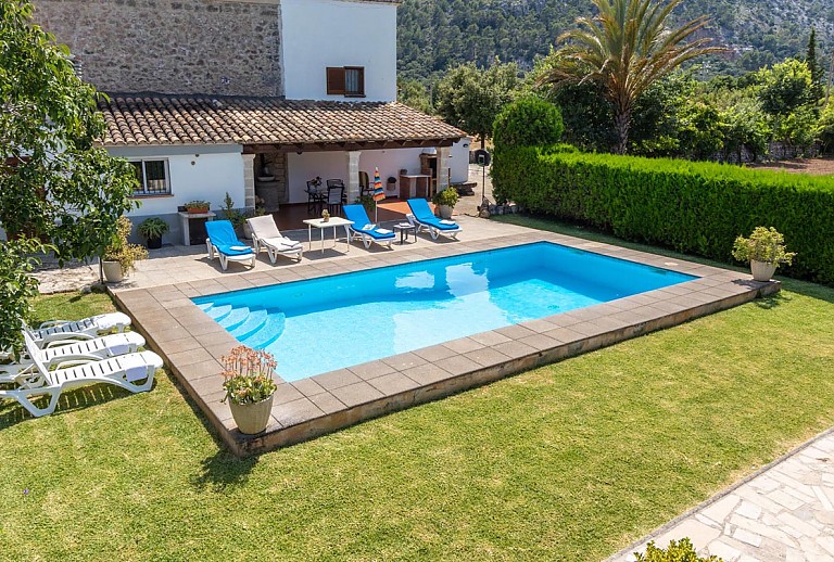 Pool im Garten vor der Finca und mit Hecke