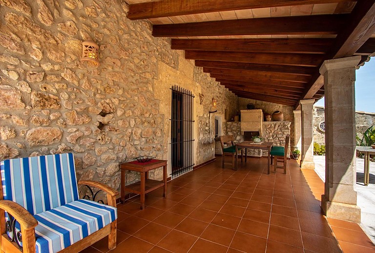 Überdachte Terrasse mit Sitzgelegenheiten