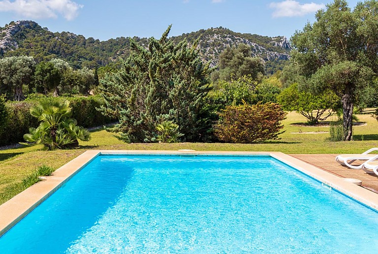 Aussicht vom Pool auf die Berge