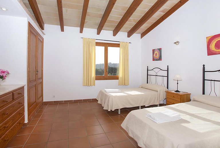 Einzelbetten mit Schlafzimmer und Fenster