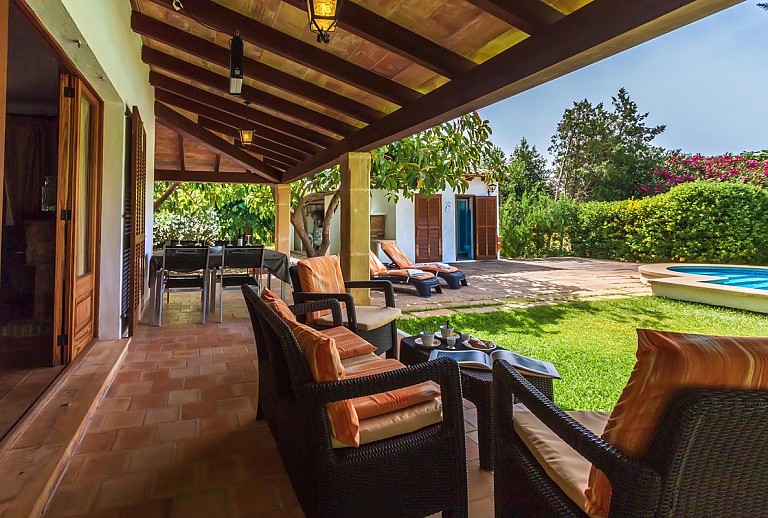 Sitzecke auf der Schattigen Terrasse mit Blick in den Garten