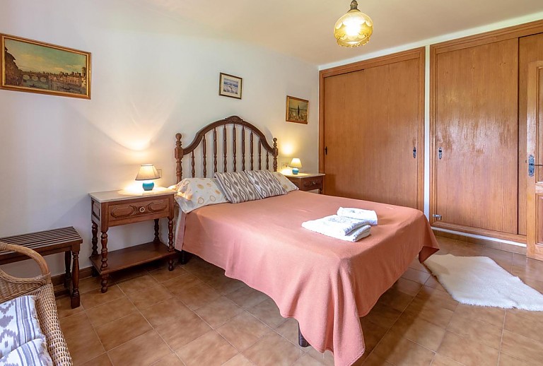 Schlafzimmer mit Bett und Wandschrank