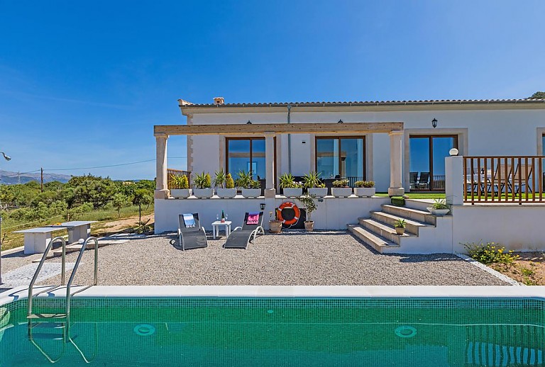 Pool auf der Terrasse vor der Finca