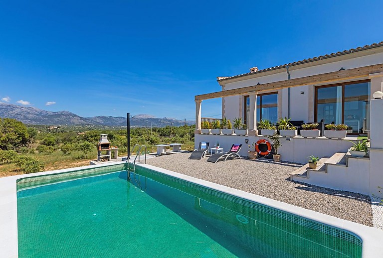 Pool vor der Finca mit Treppe zur Terrasse