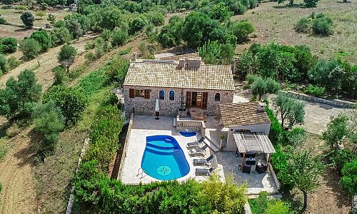 Luftaufnahme vom Grundstück mit Pool und Landhaus