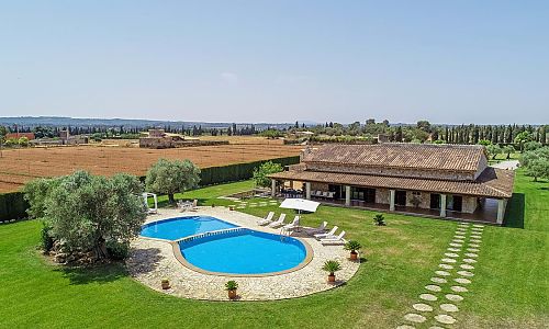 Luftaufnahme Grundstück Poolbereich Rasen Finca