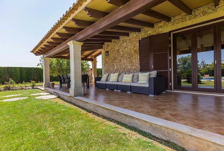 Terrasse an der Finca mit Vordach und Sitzecke