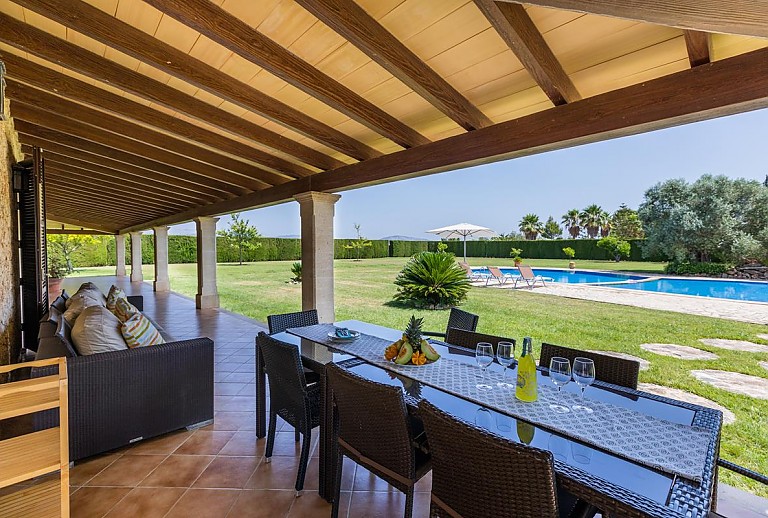 Terrasse an der Finca mit Vordach und Sitzecke