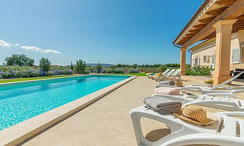 Poolbereich vor der Finca mit Rasenfläche und Schwimmbecken