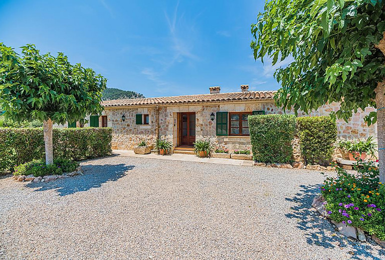 Einfahrt zur Finca mit Weg und Bäumen