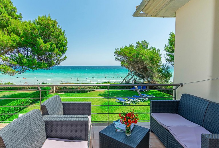 Balkon mit Sitzmöbeln und Meerblick