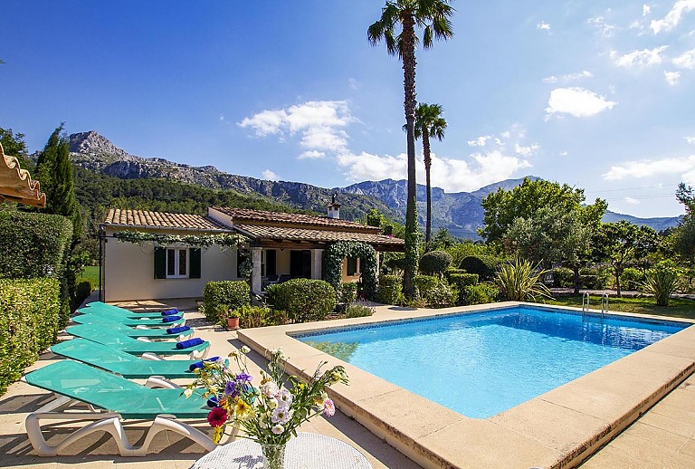 Außenbereich mit Pool vor der Finca