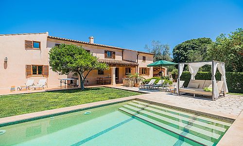 Poolbereich vor der Finca im Garten mit Rasen