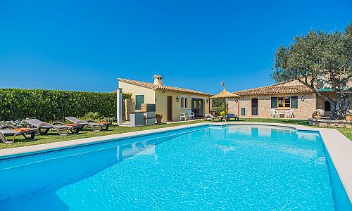 Pool im Garten vor der Finca