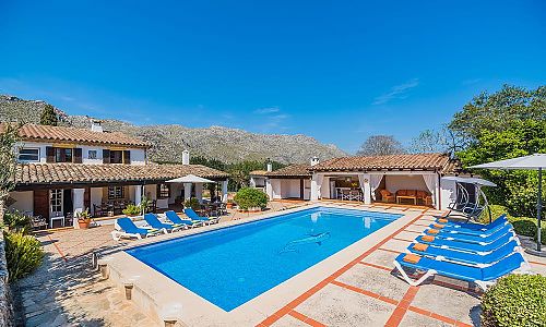 Poolbereich vor der Finca mit Sonnenliegen 