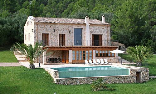 Außenbereich mit Pool und Garten vor der Finca