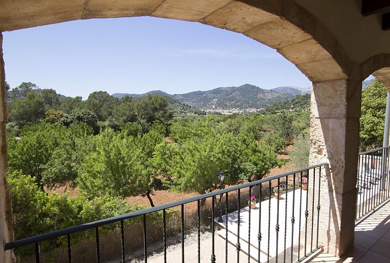 Terrasse mit Aussicht über die Landschaft