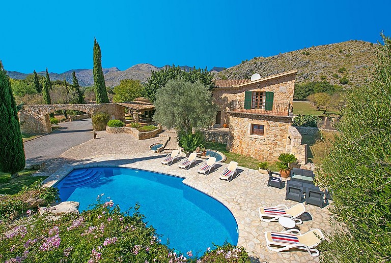 Finca auf dem Grundstück mit Pool und Bäumen