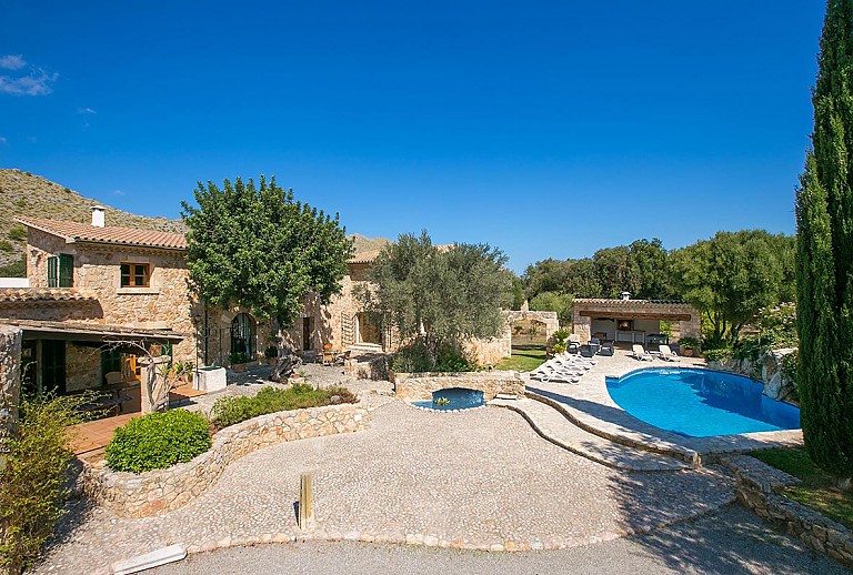 Finca auf dem Grundstück mit Pool und Bäumen