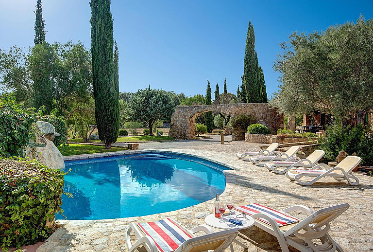 Poolbereich vor der Finca auf dem Grundstück mit Bäumen