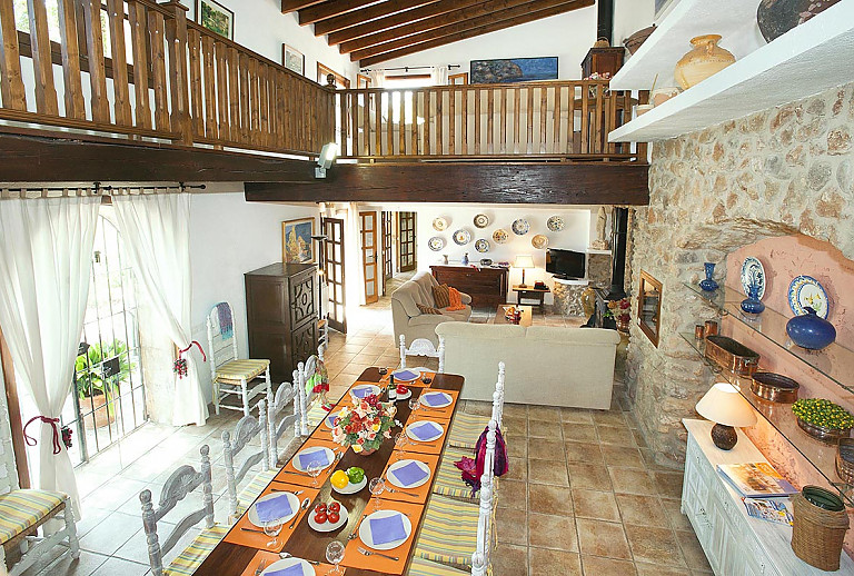 Wohnzimmer mit Essbereich und Sofaecke