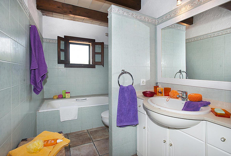 Badezimmer mit Wanne und Fenster