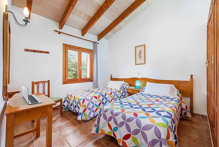 Schlafzimmer mit Einzelbetten und Fenster