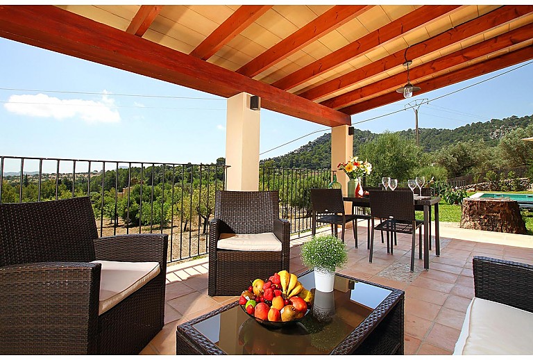 Terrasse mit Vordach und Gartenmöbeln