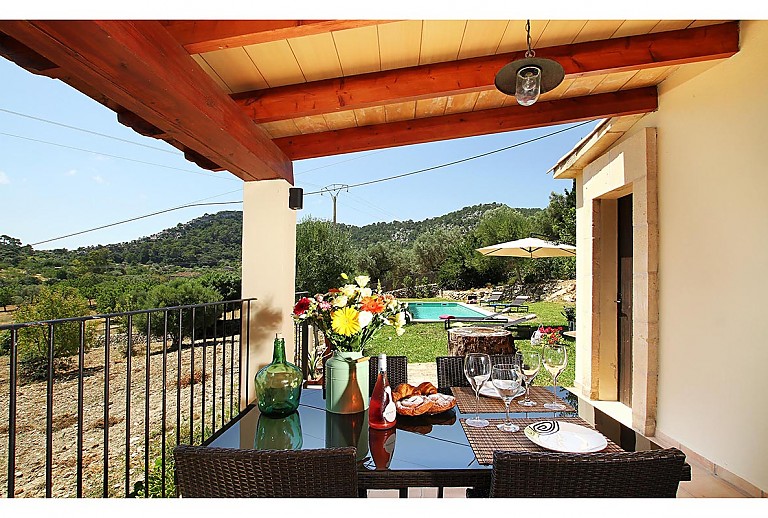 Terrasse mit Vordach und Esstisch