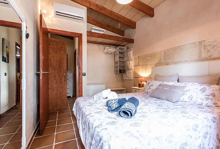 Schlafzimmer mit Doppelbett und Klimaanlage
