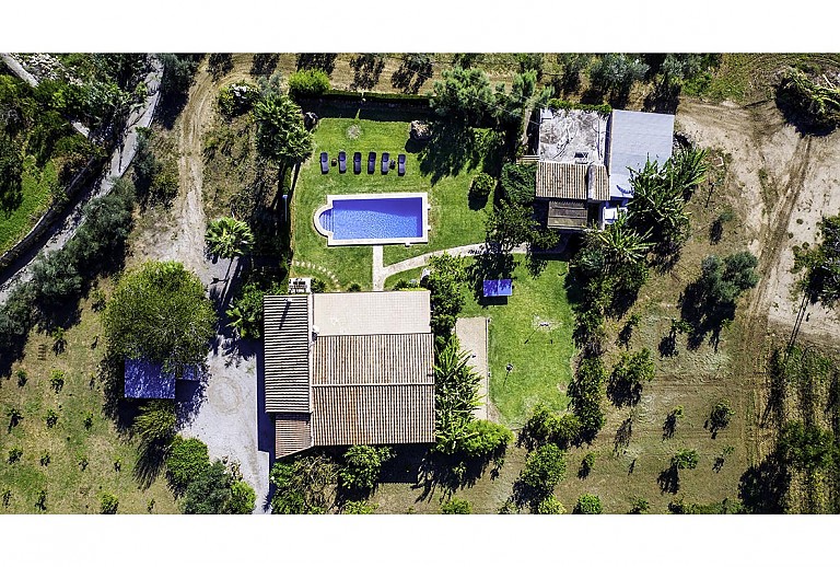 Luftaufnahme mit Pool und Rasen vor der Finca