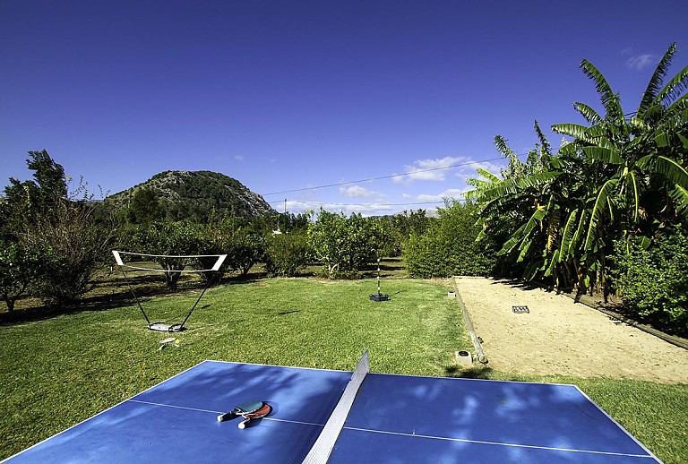 Tischtennisplatte im Garten der Finca