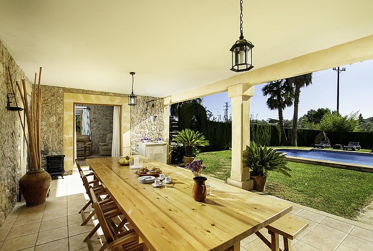Terrasse mit Vordach und Blick in den Garten