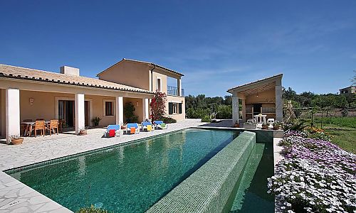 Poolbereich vor der Finca mit Sonnenliegen