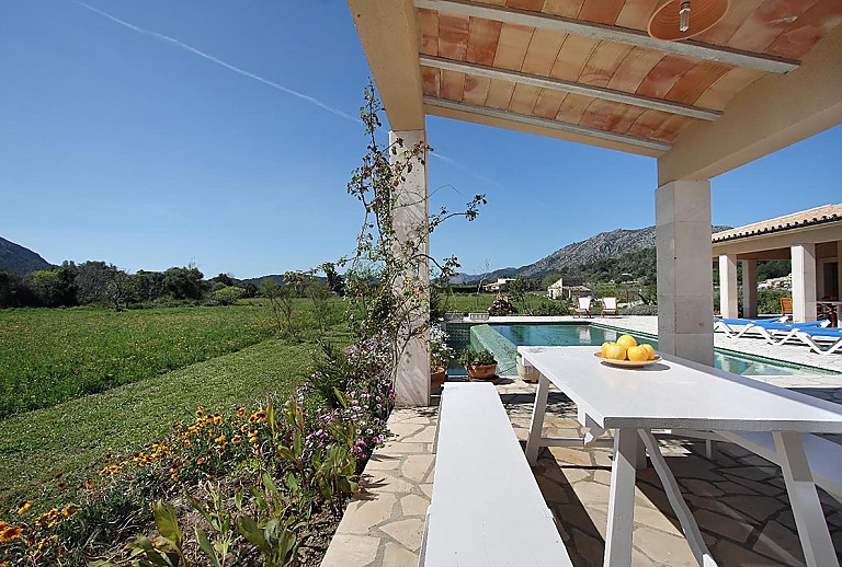 Terrasse mit Vordach und Esstisch