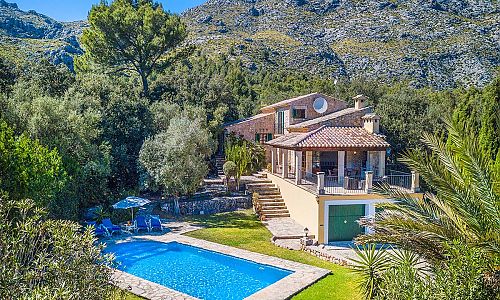 Finca mit Garten und Poolbereich