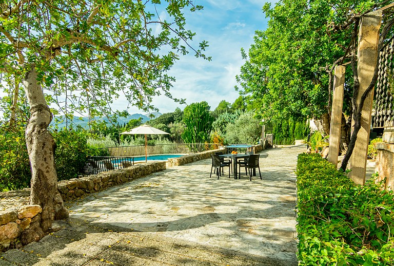 Terrasse vor der Finca mit Gartenmöbeln