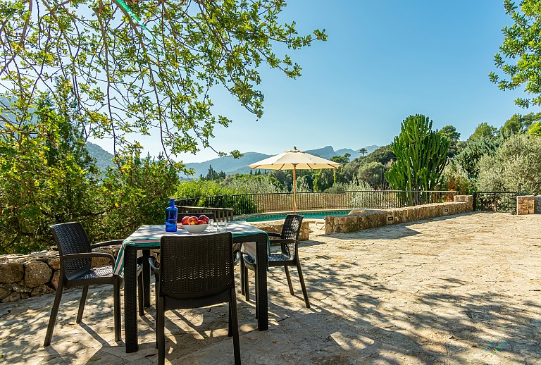 Tisch und Stühle auf der Terrasse