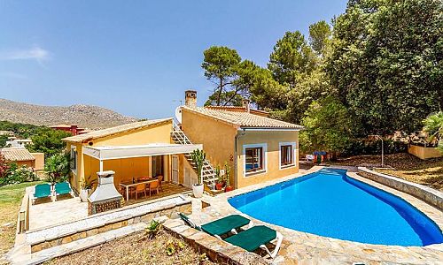 Poolbereich vor der Finca mit Bäumen