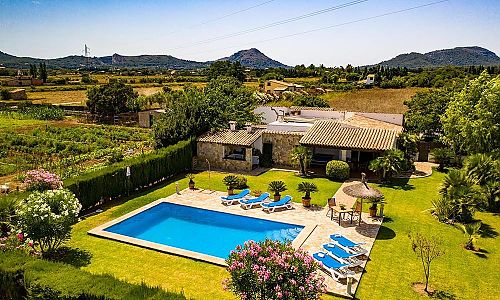 Pool vor der Finca im Garten mit Rasen