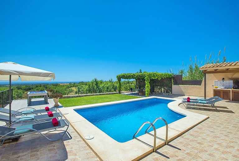 Finca mit Poolbereich und Rasen