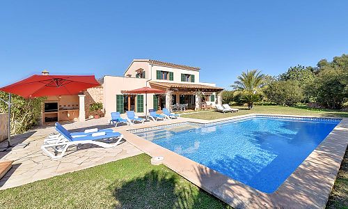 Poolbereich mit Rasen und Sonnenliegen