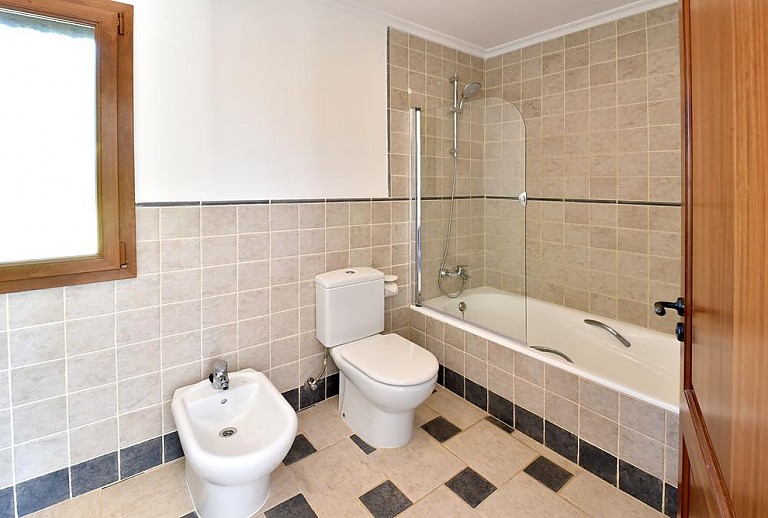 Wanne im Badezimmer mit WC